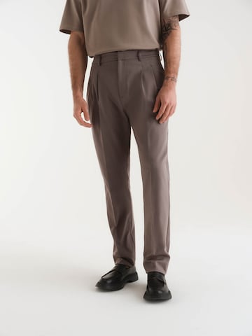 ABOUT YOU x Kevin Trapp Regular Pleat-Front Pants 'Armin' in Beige: front