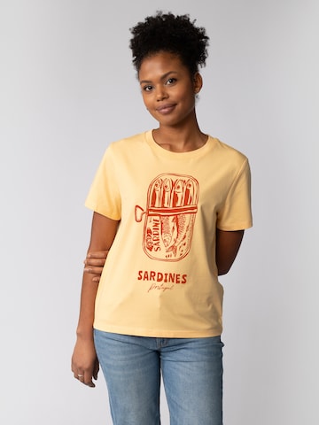 Maglietta 'Sardines Portugal' di Watapparel in giallo: frontale
