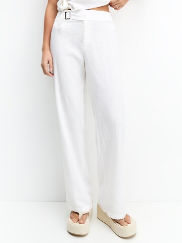 Pull&Bear Boot cut Trousers in White: front