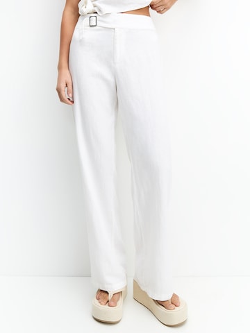 Pull&Bear Boot cut Trousers in White: front