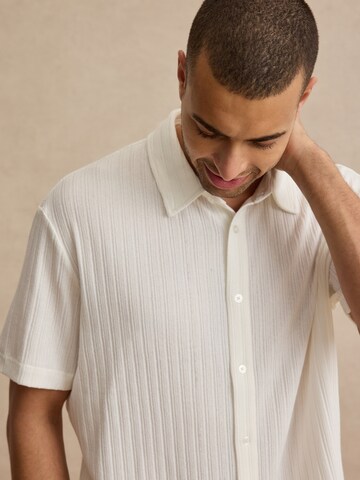 DAN FOX APPAREL Comfort fit Button Up Shirt 'Tino' in White