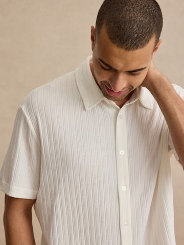 DAN FOX APPAREL - Ajuste confortable Camisa 'Tino' en blanco