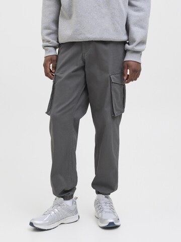 aprel Tapered Cargobroek in Grijs: voorkant