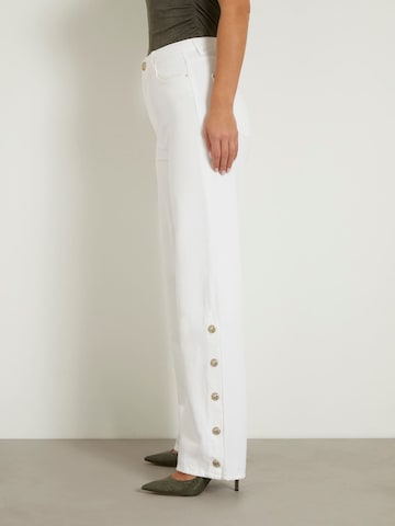 Wide leg Jeans di GUESS in bianco