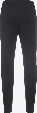 Tapered Pantaloni 'Tech Essentials' de la Nike Sportswear pe negru