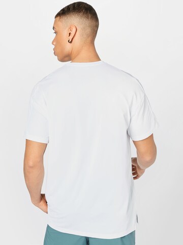 T-Shirt fonctionnel NIKE en blanc