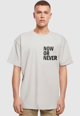 Merchcode T-Shirt 'Now Or Never' in Grau: Vorderseite