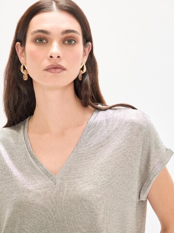 Tricou de la Lola Casademunt pe gri