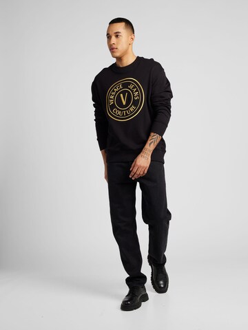 Versace Jeans Couture Sweatshirt '76UP306' i svart