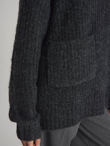 Pullover extra large di VERSTIQUE in grigio