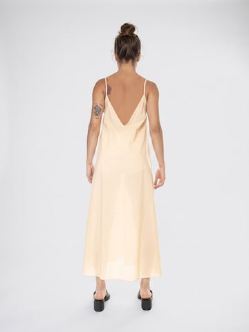 Alessia Santi Kjole 'Nocciola' i beige