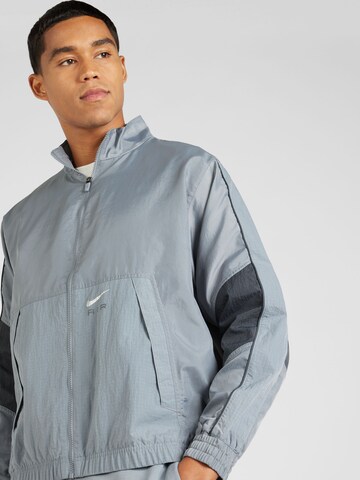 Nike SportswearPrijelazna jakna 'AIR' - siva boja