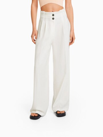 Bershka Zvonové kalhoty Kalhoty se sklady v pase – bílá: přední strana