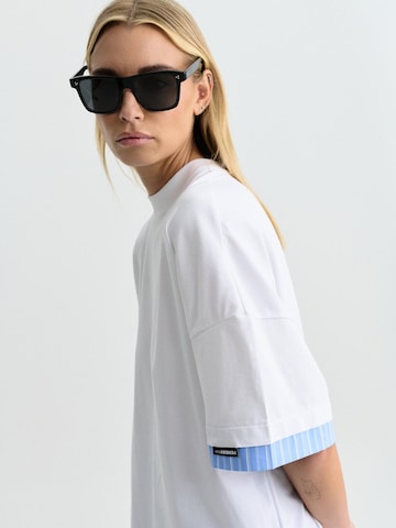 T-shirt 'DUA T-SHIRT WHITE' FEMSSY en blanc
