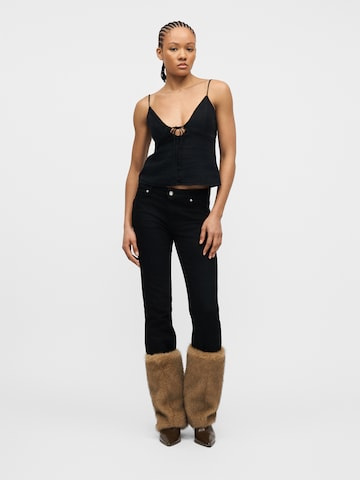 Top de la Abercrombie & Fitch pe negru