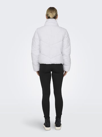 Veste mi-saison 'MAGGI' ONLY en blanc