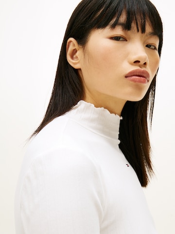 Tricou de la Tommy Jeans pe alb