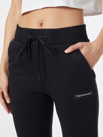 Effilé Pantalon outdoor PEAK PERFORMANCE en noir