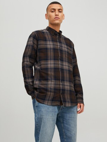 Coupe regular Chemise 'WILLY' JACK & JONES en marron