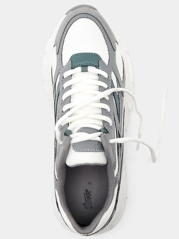 Pull&Bear Sneaker in Grau