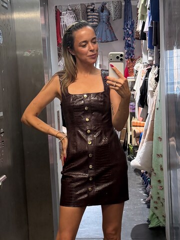 Robe Hoermanseder en rouge