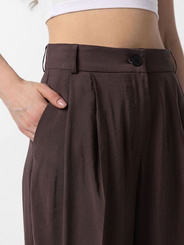 Antioch - Loosefit Calças com pregas 'Giulia' em castanho