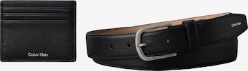 Calvin Klein Kukkaro värissä musta: etupuoli