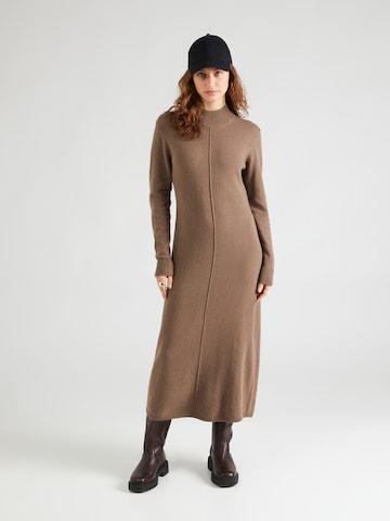COMMA Stickad klänning i brun: framsida