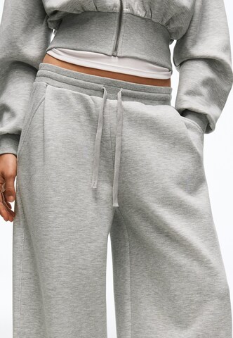 Barrel Pantaloni con pieghe di Bershka in grigio
