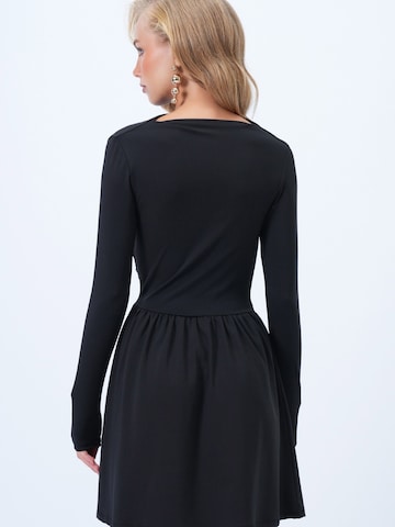 Trend Alaçatı Stili - Vestido en negro