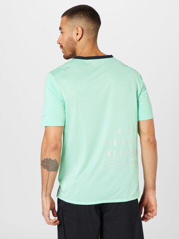 T-Shirt fonctionnel 'Rise 365' NIKE en vert