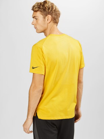 NIKE Regular Fit Funktionsshirt in Gelb