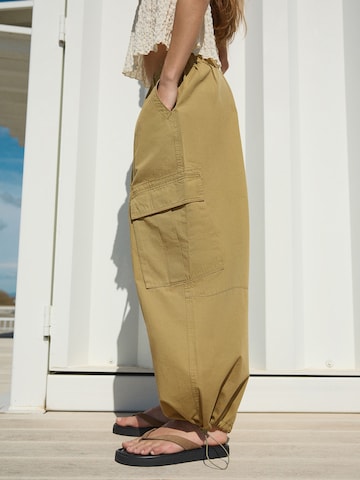 Barrel Pantaloni cu buzunare de la Bershka pe verde