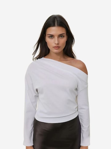 Hiccup Shirt in White: front