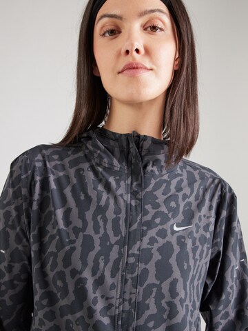 Giacca sportiva 'Swift' di NIKE in nero