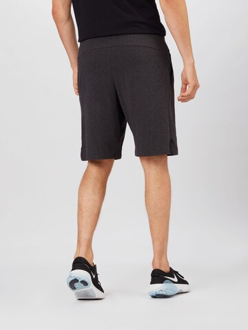 NIKE Regular Sportshorts in Grau