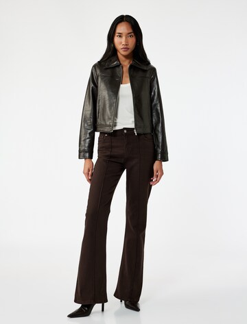 Koton Flared Jeans in Braun: Vorderseite