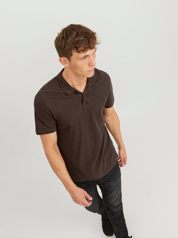 Tricou de la JACK & JONES pe maro