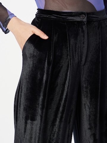 Loosefit Pantaloni con pieghe di Trendyol in nero