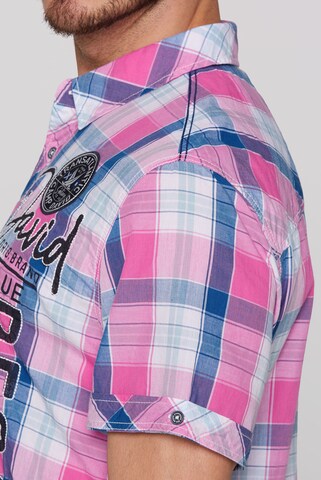 CAMP DAVID Regular Fit Kurzarm-Karohemd mit Label-Applikationen in Pink