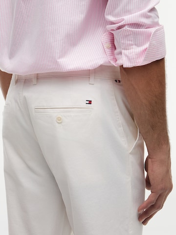 Regular Pantalon chino TOMMY HILFIGER en blanc