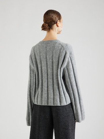 WEEKDAY Пуловер 'Fiona' в сиво