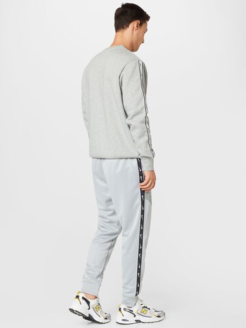 Nike Sportswear Tapered Broek in Grijs