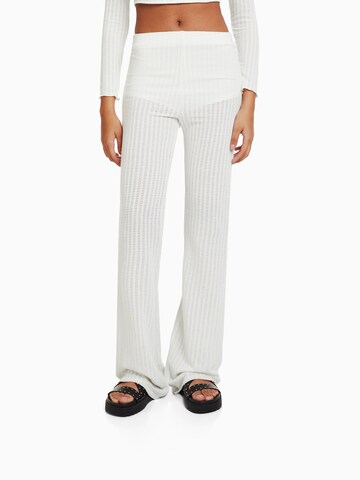 Bershka Flared Pants in White: front