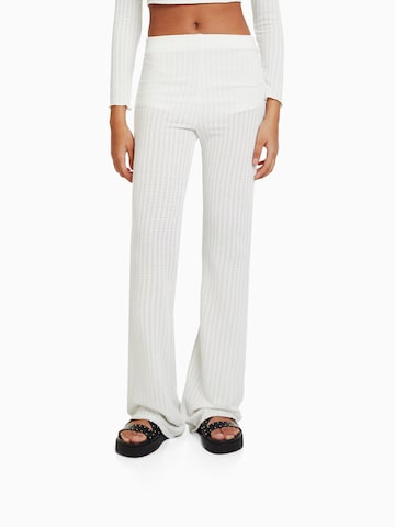 évasé Pantalon Bershka en blanc : devant