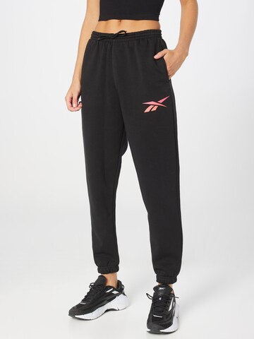 Reebok - Tapered Pantalón deportivo 'Vector' en negro: frente