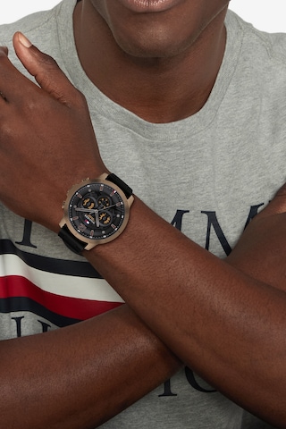 TOMMY HILFIGER Analog klocka i svart: framsida