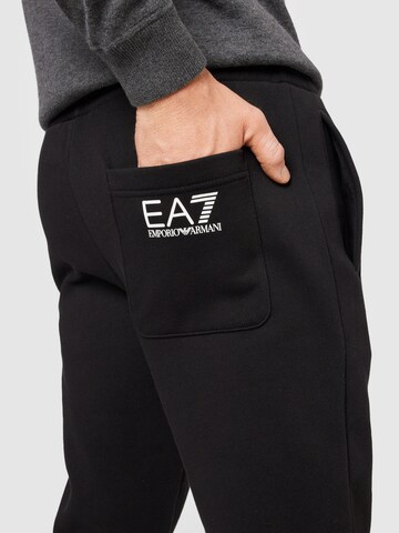 Effilé Pantalon de sport EA7 Emporio Armani en noir