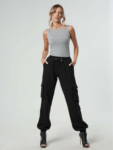 Metamorphoza Loose fit Cargo Pants in Black: front