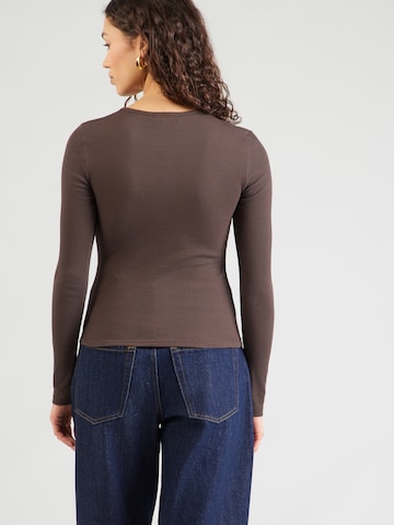 ABOUT YOU Shirt 'Insa' in Bruin